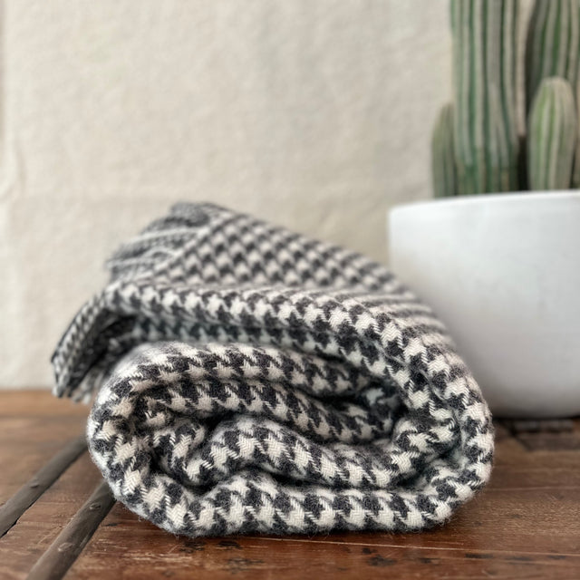 100% Wool Throw | Houndstooth Black